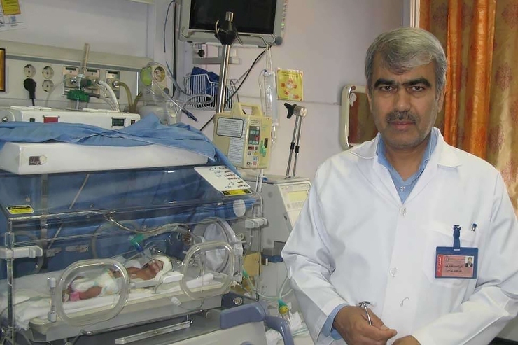 دکتر احمدشاه فرهت فوق تخصص کودکان و نوزادان و استادیار گروه کودکان دانشگاه علوم پزشکی مشهد است. او پزشکی را در دانشکده پزشکی کابل و تخصص بیماری‌های کودکان و فوق تخصص نوزادان را در ایران فرا گرفت و حالا یکی از پزشک‌های حاذق در درمان نوزادان و کودکان است.