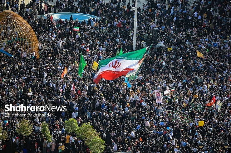هزاران نفر از کودکان و نوجوانان  مشهدی عصر امروز با حضور در میدان شهدا مشهد سرود سلام فرمانده را همخوانی کردند.