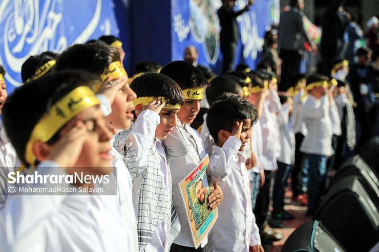 سرود «سلام فرمانده» از بهترین سرود‌هایی است که در این چندماه توانسته است ورد زبان بزرگ‌تر‌ها و کوچک تر‌ها شود و هرجا که می‌روی، عده‌ای باهم دارند آن را زمزمه می‌کنند.