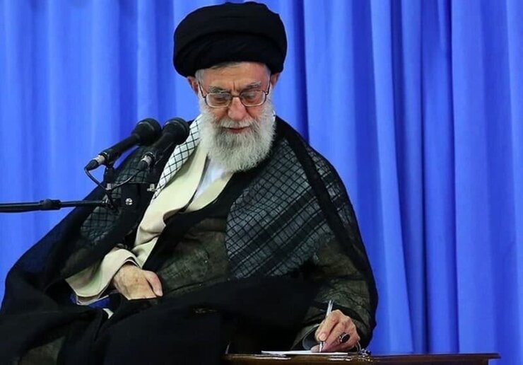 مقام معظم رهبری با اشرافی که به شعر خراسان و انجمن‌های شعری آن، همچنین سبک هندی و شاعران برجسته‌اش دارند، بارها در سخنانشان از محمد قهرمان که نماینده‌ای تام و تمام از سبک هندی در دوره معاصر بود، سخت گفته‌اند. ایشان بعد از درگذشت این شاعر غزل‌سرا پیام درگذشتی منتشر کردند.