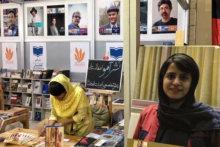 مراسم رونمایی و جشن امضای کتاب شعر «درخت می شوم روزی» اثری از فهیمه دهقان شاعر ایرانی امروز چهارشنبه در غرفه انتشارات افغانستانی «آمو» در حاشیه نمایشگاه کتاب برگزار شد.