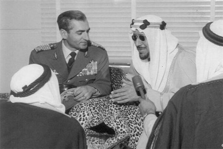 خاندان آل‌خلیفه به‌وسیله انگلیسی‌ها به حکومت بحرین منصوب شد. در این مدت تا وقوع جنگ‌های جهانی، شیخ‌نشین بحرین به‌صورت نیمه‌مستقل و با کمک انگلیسی‌ها اداره می‌شد، اما در همه این سال‌ها ایران هیچ‌گاه جداشدن بحرین را نپذیرفته بود.