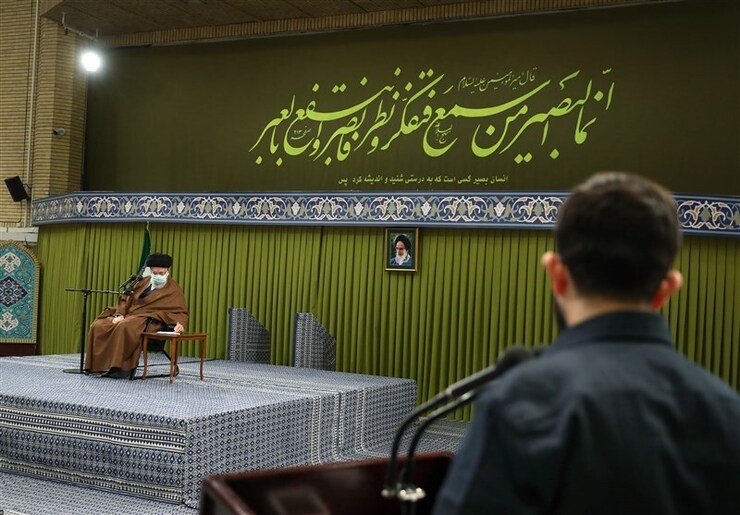 دیدار رهبر معظم انقلاب با دانشجویان در ماه مبارک رمضان تبدیل به یک رسم دیرینه شده است که به تعبیر ایشان چهل سال قدمت دارد. در این گزارش روایتی کمتر شنیده شده از نمایندگان دانشجویانی خواهید شنید که در دیدار با رهبری دیدگاه‌ها و انتقادات‌شان را طرح کردند و حتی برخی درخواست‌های شخصی از ایشان داشتند.