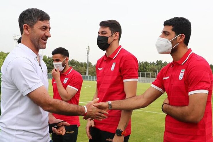 دراگان اسکوچیچ سرمربی تیم ملی ایران در انتظار پاسخ نهایی کریم باقری و مهرداد خانبان برای انتخاب بین نیمکت تیم ملی و نیمکت پرسپولیس است.