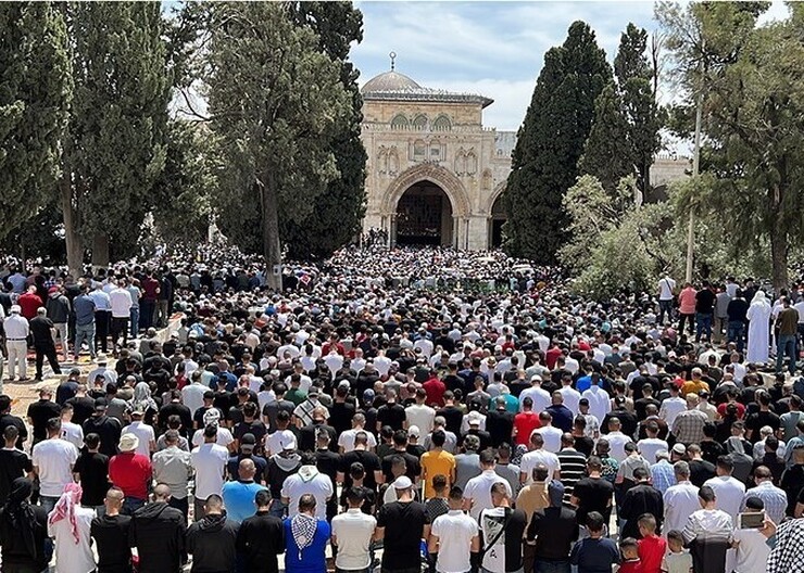 منابع فلسطینی از مشارکت ۳۰ هزار فلسطینی در نماز جمعه مسجدالاقصی خبر دادند.