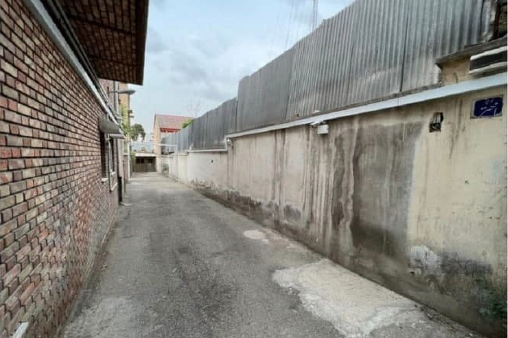 صبح امروز ۲ دری که از ابتدای موضوع حصر میرحسین موسوی در بن بست اختر برای حفاظت از وی تعبیه شده بود با تصمیم شورای عالی امنیت ملی برداشته شد.