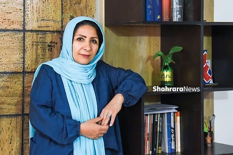 «زینب بیات» شاعر، نویسنده، تهیه‌کننده و گوینده رادیو دَری در مشهد است، او و همسرش «محمدکاظم کاظمی» از چهره‌های فرهنگی مهاجران افغانستانی مقیم ایران هستند، او معتقد است: بچه‌های مهاجران افغانستانی که در ایران به دنیا آمده‌اند، سرمایه ایران هستند.