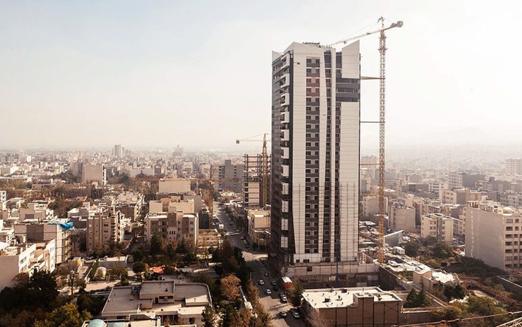 مدیر اجرایی اتحادیه مشاورین املاک مشهد گفت: وقتی مدیریت شهری از سازندگان حمایت نکند و تراکم نداشته باشند، سازنده نمی‌تواند در آزادشهر و هاشمیه خانه بسازد و به الهیه رو می‌آورد. در حال حاضر شاهدیم که برخی از سازندگان سرمایه خود را در ترکیه خرج می‌کنند و سرمایه خود را از ایران خارج کرده‌اند.