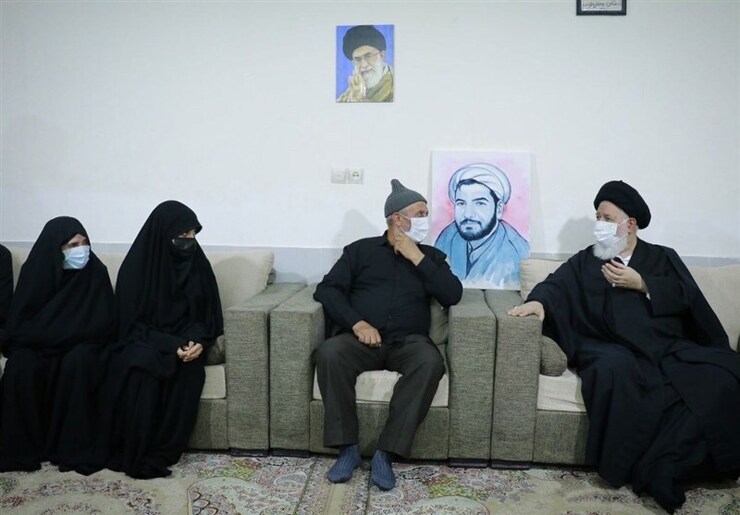 نماینده، ولی فقیه در استان خراسان رضوی گفت: انقلاب اسلامی در مسیر مقابله با نظام سلطه و اذناب او همواره قربانیانی را تقدیم اسلام کرده که شهدای حادثه تروریستی حرم مطهر رضوی از جمله این قربانیان هستند.