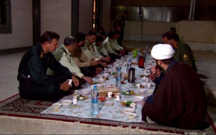 پرسنل و نیروهای وظیفه کلانتری ۱۶ احمد آباد ساعتی ما را کنار سفره افطار خود پذیرفتند.