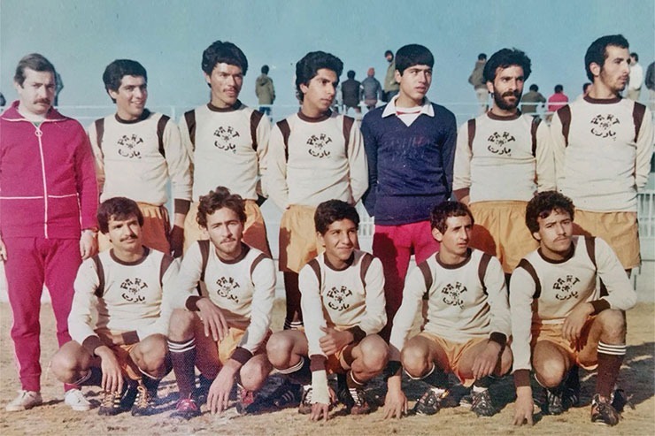 عکسی از تیم جوانان پارت که در سال ۱۳۵۸ در مسابقات جوانان مشهد شرکت کرد. مدیر باشگاه پینگ‌پنگ پارت مشهد فوتبالیست‌های تیم پارت را گردهم جمع کرد و در مسابقات فوتبال جوانان مشهد شرکت کردند. در این تصویر نفراتی مانند سیدحسین حسینی، مصطفی صداقت، حسن شهری، محمد رئیسی و ناصر غفاری حاضرند.
عکس از آلبوم اختصاصی سیدحسین حسینی