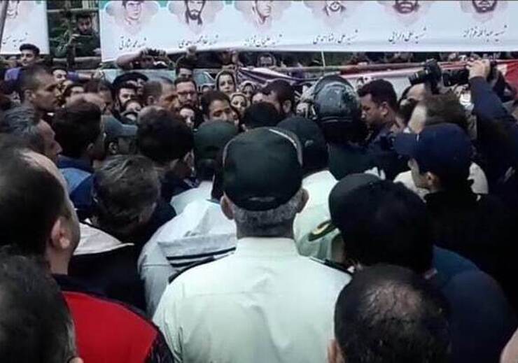 جمعی از اهالی سراوان در اعتراض به حل نشدن مشکلات انباشت زباله در این منطقه تجمع کردند.