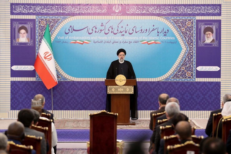 رئیس جمهور با تاکید براینکه رژیم صهیونیستی یک رژیم زبون و متزلزل است، گفت: عادی‌سازی روابط با رژیم صهیونیستی مانند پرورش مار در آستین است.