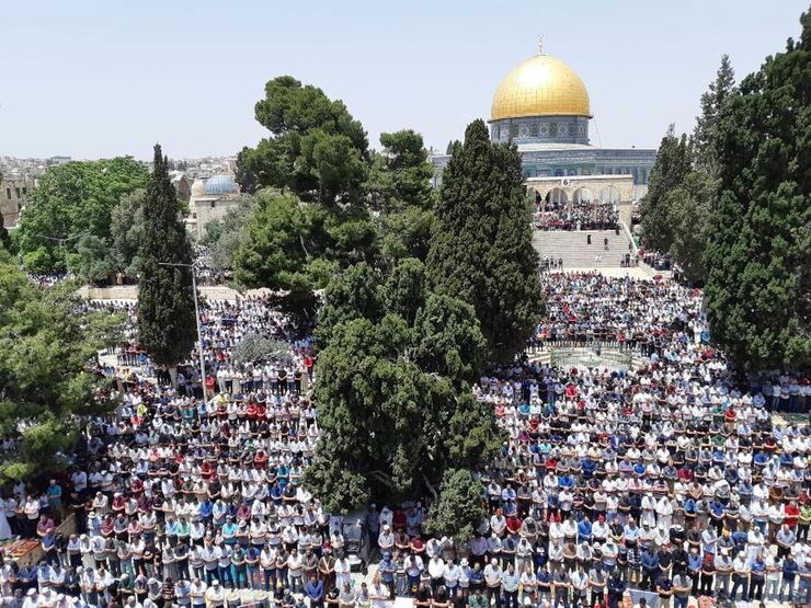 بر اساس گزارش ها، ورود فلسطینی ها برای شرکت در آخرین آیین نماز جمعه ماه رمضان به مسجدالاقصی همچنان ادامه دارد.