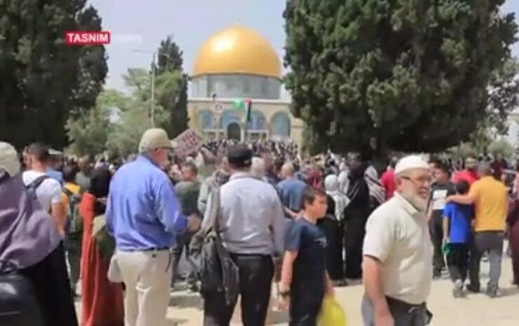 شهروندان فلسطینی همزمان با روز جهانی قدس و با وجود تشدید محدودیت‌ها و کارشکنی‌های صورت گرفته از سوی نظامیان صهیونیست، خود را به مسجدالاقصی رساندند تا بر حمایت قاطعانه خود از این مکان مقدس تاکید کنند.