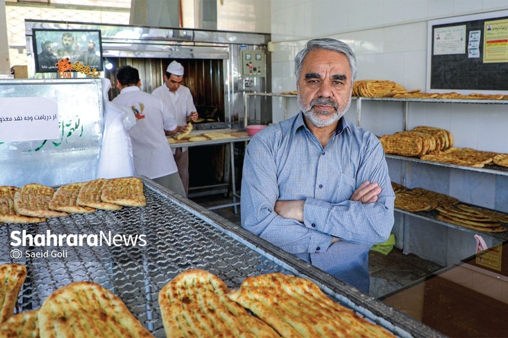 پدر شهید مدافع حرم، حسن قاسمی دانا، به عنوان نانوای جهادی همه کیسه‌های آرد داخل نانوایی را در معرض دید مردم می‌گذارد و با آن‌ها صحبت می‌کند تا نگران کمبود آرد و تهیه نان نباشند.