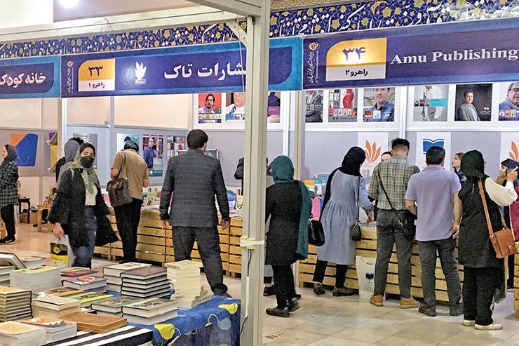 محمدکاظم کاظمی شاعر و پژوهشگر افغانستانی معتقد است که حضور ناشران افغانستانی در نمایشگاه کتاب تهران یک فرصت است و به دانشجویان و محققان ایرانی این فرصت را می‌دهد که آنها به منایع خوبی دسترسی داشته باشند.