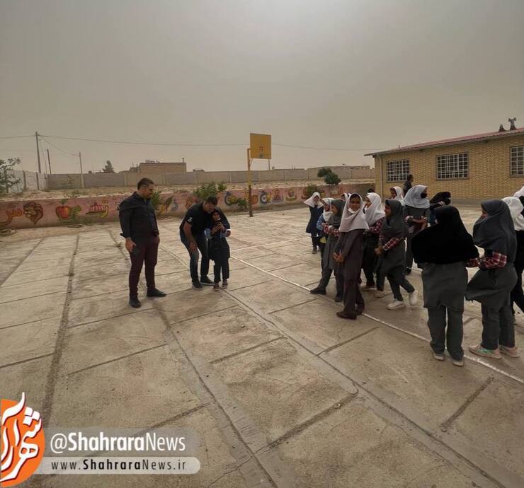 اسطوره فوتبال کشورمان با حضور در یکی از روستاهای خراسان رضوی از مدرسه روستا دیدن کرد.