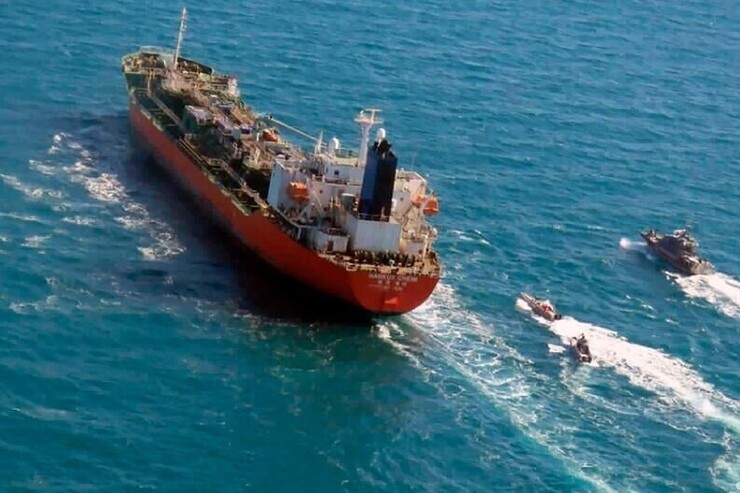 توقیف نفتکش‌های یونانی در خلیج فارس، اگرچه از ابتدا صرفا یک اقدام تلافی جویانه از سوی ایران به حساب می‌آمد، این جریان در روز‌های اخیر ابعاد تازه‌ای پیدا کرده و حتی بر روند تصمیم گیری آمریکا و متحدان اروپایی اش در قبال روسیه تأثیر گذاشته است.