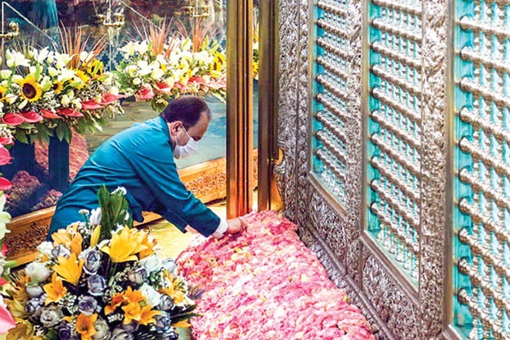 هر سال به‌نیت این روزها، باغبان‌های بسیاری در باغ‌ها و مزارع آستان‌قدس‌رضوی، هم‌نشین خاک و هم‌صحبت خار می‌شوند تا اخلاص و ارادتشان به سلطان خراسان، پس از کاشت یک میلیون بذر، گل بدهد و آن‌ها این گل‌ها را صرف گلباران گلستان ضامن آهو کنند.