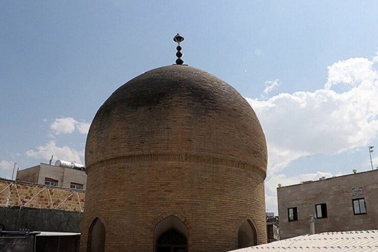 در خراسان امروز، ۳۰۴ بقعه مبارک وجود دارد که هفده بقعه از این تعداد در مشهد و اطراف آن واقع شده است. قدیمی‌ترین این اماکن متبرکه، مزاری است که مشهدی‌ها آن را با نام «گنبد خشتی» می‌شناسند.