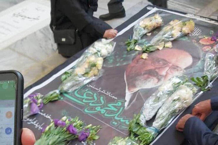 پیکر حجت‌الاسلام سید محمود دعایی امروز پس از تشییع در جماران و طواف در حرم بنیانگذار جمهوری اسلامی در صحن غربی آستان مقدس امام راحل آرام گرفت.