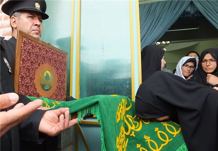 خادمان امام رضا(ع) به دیدار خانواده‌های جانباختگان متروپل آبادان رفتند