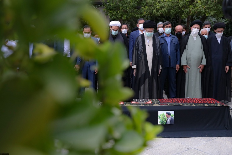 رهبر معظم انقلاب روز دوشنبه بر پیکر حجت‌‌‌الاسلام و المسلمین دعائی نماز میت اقامه کردند.
