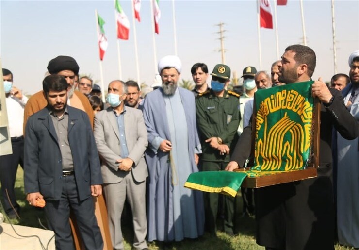 کاروان خادمان رضوی که به کاروان زیرسایه خورشید نیز شناخته می‌شود امروز همزمان با هفتمین روز از دهه کرامت با حضور در مرکز شهرستان ابوموسی پرچم حرم رضوی را در دهانه تنگه هرمز به اهتزاز درآورد.