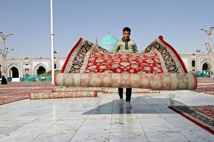 کاروان زیر سایه خورشید در پانزدهمین سفر هر ساله خود در دهه کرامت، از کارگاه فرشبافی آستان قدس رضوی در راور کرمان بازدید کرد.