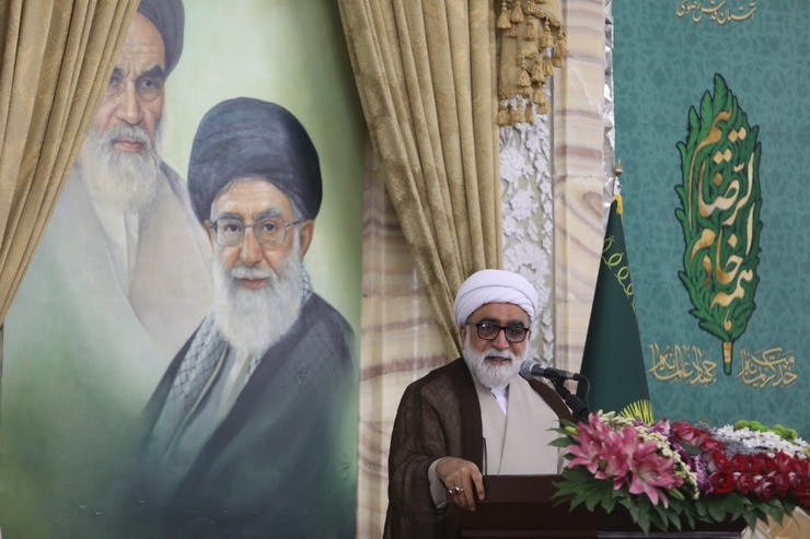 تولیت آستان قدس رضوی با بیان اینکه خادمان حرم مطهر امام رضا(ع) در برخورد با زائران باید جلوه تربیت‌یافتگان مکتب رضوی باشند گفت: رفتار خدام باید نمونه‌ای از اخلاق و سلوک اسلامی باشد.