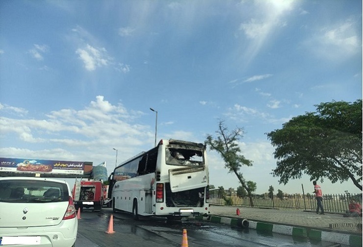 عکسی از حادثه آتش سوزی یک دستگاه اتوبوس سرویس کارکنان یک شرکت در بلوار وکیل آباد مشهد که توسط مخاطب شهرآرانیوز ارسال شده است. این حادثه صبح امروز ۱۸ خرداد ۱۴۰۱ رخ داده است.