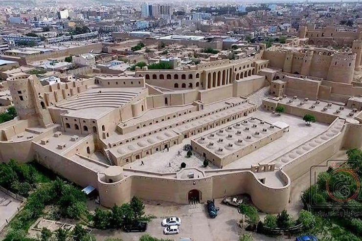 این گروه گردشگران موتور سوار که یک زن نیز شامل این گروه است، اولین گروه گردشگرانی هستند که با موتور سکلیت از ایران به افغانستان سفر کرده‌اند.