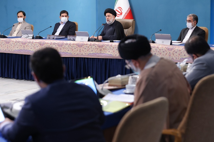 در جلسه امروز چهارشنبه هیات دولت به ریاست آیت‌الله رئیسی، هیات وزیران به منظور مدیریت مصرف برق در ایام گرم سال جاری، با پیشنهاد اصلاح ساعات کار اداری موافقت کرد.