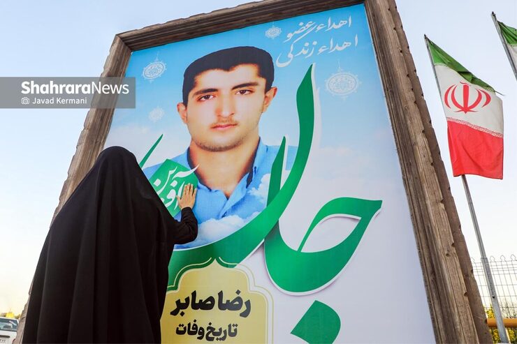 طاهره خانم مادر رضا هم اگرچه این روزها فرزندش را ندارد، اما قاب عکسی بزرگ گوشه میدان شهدا، محلی شده است برای رفع دلتنگی، برای گریستن روبروی فرزندی که حالا اگرچه جان ندارد اما در تن آدم‌های دیگری دارد نفس می‌کشد.