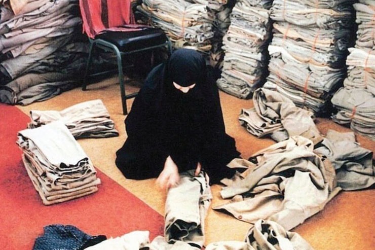 از پدر و مادرش آموخته است ساده زندگی کند و نقطه اوج زندگی‌اش همین ساده‌زیستی می‌شود. ساده‌زیستی که او را در هجده‌سالگی به جبهه می‌کشاند و در امتداد باورهایش ۳۷ سال نیز میانجی می‌شود برای ازدواج آسان جوانان قرار می‌دهد.
