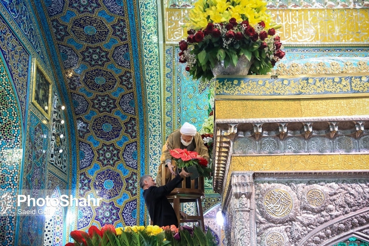از گوشه و کنار ایران با محموله بزرگی از گل‌های رنگارنگ آمده‌اند؛ گل‌هایی که صد‌ها خواسته و دعا همراهشان است تا صحن و سرای انیس النفوس را مملو از شور و شادی کنند.