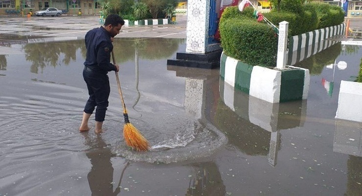 صحنه بسیار زیبا از حس تعهد و وجدان کاری در بارندگی جمعه ۲۰ خردادماه ۱۴۰۱ توسط نگهبان پایانه مسافربری راه ابریشم در نبود کارگران نظافتی.