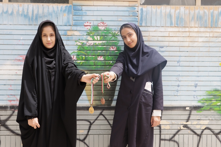سحر فهیمی و ساینا تاتوانی‌راد در دبیرستان رضوان هم‌کلاسی هستند و با همراهی و مشورت یکدیگر توانسته‌اند مقام نخست یک پروژه علمی در استان را کسب کرده و به مرحله کشوری راه یابند.