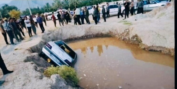 رئیس مرکز حوادث و فوریت‌های پزشکی استان فارس گفت: یک دستگاه خودرو به دلیل نامعلومی به درون گودال آب سقوط کرد و سه نفر از سرنشینان آن به علت غرق شدگی جان باختند.
