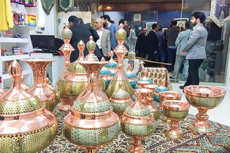 به هریک از شهر‌های بزرگ و تاریخی ایران و جهان که پا بگذارید، بدون استثنا بازاری قدیمی خواهید یافت که محل عرضه صنایع دستی و سوغات سنتی آن شهر است. اما مشهد دیرزمانی است که بازار‌های قدیمی اش را فدا کرده تا بازار‌های مدرن از گوشه و کنار شهر سر به آسمان بکشند.