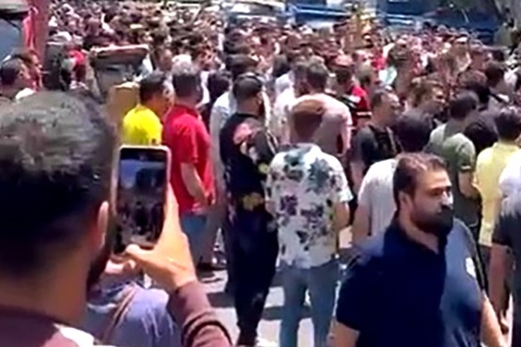 جمعی از مغازه داران در تهران در اعتراض به طرح پیشنهادی وزارت اقتصاد برای مالیات بر تراکنش‌های بانکی مغازه‌های خود را تعطیل کردند، این تجمع در برخی شهر‌ها مانند اراک هم اتفاق افتاده است که مسئولان اداره مالیات استان با حضور در بین کسبه به سوالات آنها پاسخ دادند.