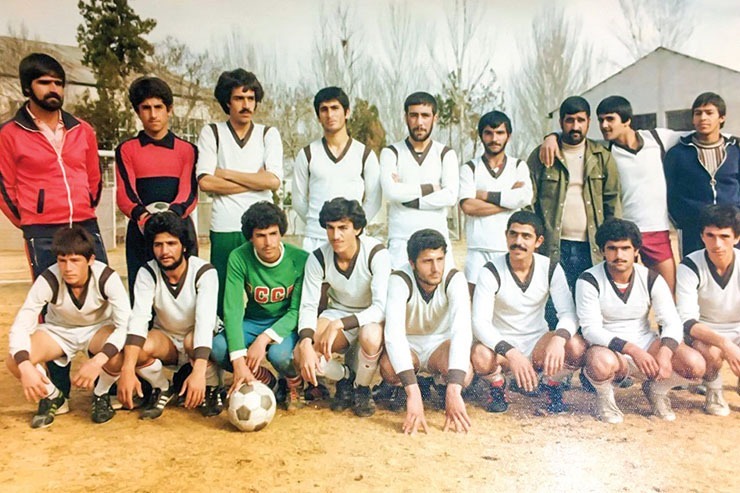 عکسی از تیم «هدف شاهین» که در اوایل دهه‌۶۰ در فوتبال مشهد برای خودش نامی دست و‌پا کرد. نفرات به‌ترتیب ایستاده از راست: اکبر دهنوی، علی آسوده، رضا زینلی (مربی)، صادق چوبدار، رضا همتی، مرحوم منصور جلیلی‌فر، حمید براتیان، هادی داودی، حسین پهلوان. نشسته از راست: هادی شکوری، علی زینلی، جلال ساعی‌رضوی، مجتبی محمدزاده، حسن زادفرمن، رضا شریعتی، حسین صفری و جواد بادامکی.