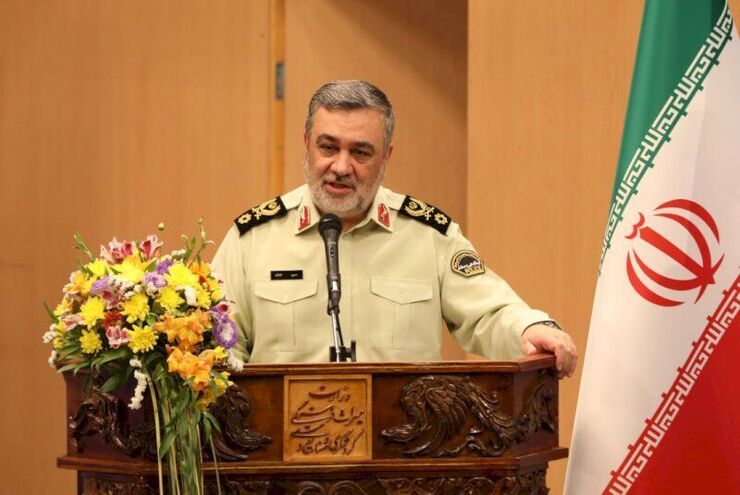 فرمانده کل انتظامی کشور اعلام کرد: پرونده سرقت صندوق امانات بانک ملی از نظر پلیس همچنان مفتوح است و متهمانی هستند که باید روی آن‌ها کار شود و زوایای پنهان دیگری دارد.
