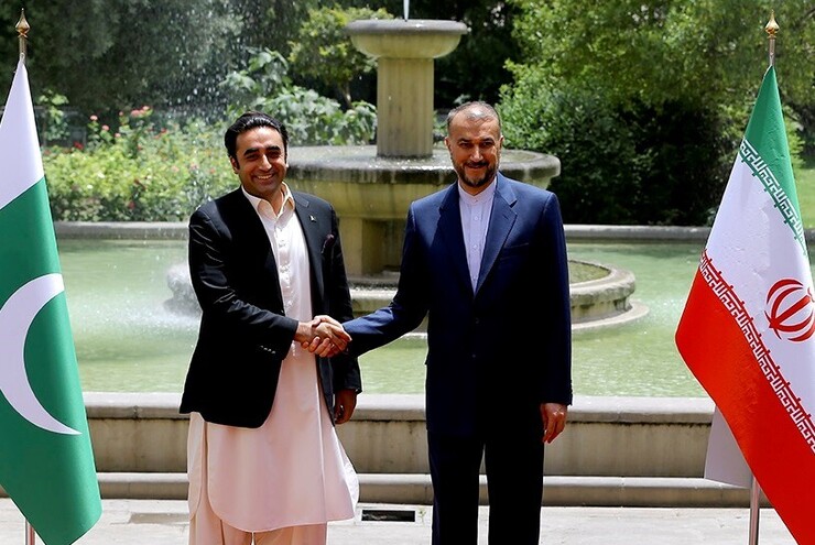 وزیر خارجه پاکستان با وزیر خارجه جمهوری اسلامی ایران در تهران دیدار کرد.