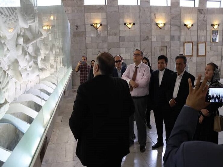 «کاری کاهیلوتو»، سفیر فنلاند درتهران که به خراسان رضوی سفر کرده است با حضور در آرامگاه فردوسی از این اثر تاریخی بازدید کرد و فردوسی را شاعری بی‌نظیر در خلق حماسه دانست.