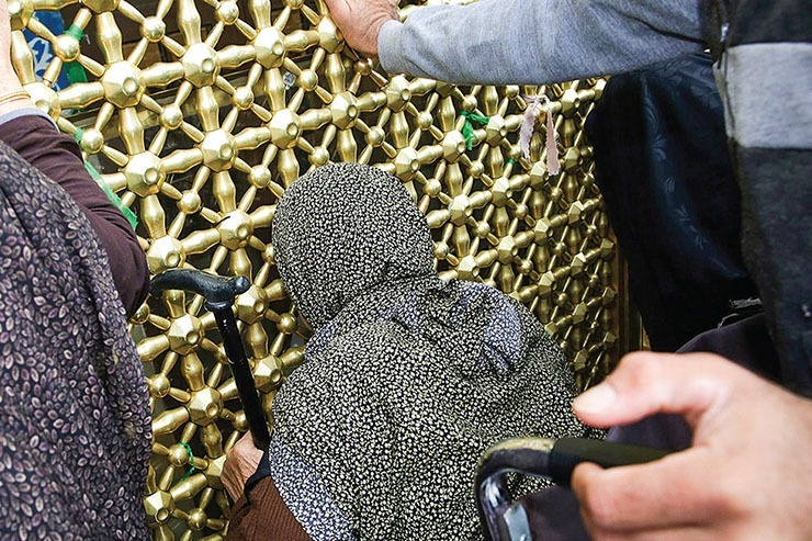 خادمان ویلچر به دست، پایین پله‌های ون انتظارشان را می‌کشند تا زائران کم توان جسمی را به زیارت دسته جمعی ببرند. آه کشیدن اهالی محله ظفری در شهرک شهید رجایی از جایی شروع می‌شود که در تصاویر همسایه‌های سالمندشان را می‌بینند؛ آن‌هایی که در زیارت دفعه پیش بوده‌اند و این بار نه.