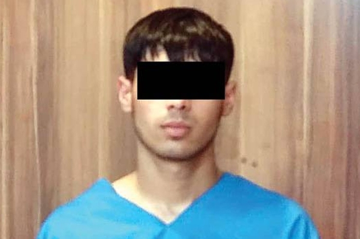 نوجوان ۱۶ ساله‌ای که در حضور پدرش، دست به جنایتی وحشتناک زده بود، پس از بازجویی‌های تخصصی در حضور قاضی دکتر «صادق صفری» (قاضی ویژه قتل عمد مشهد) به ارتکاب جنایت اعتراف کرد.