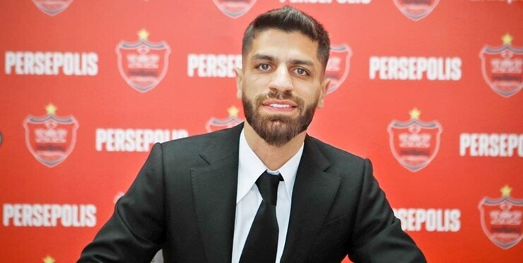 میلاد سرلک قرارداد خود را امروز درحالی با پرسپولیس تمدید کرد که لباس خاصی پوشیده بود. سرلک درباره انتخاب لباسش برای عقد قرارداد با پرسپولیس توضیحات جالبی داده است.