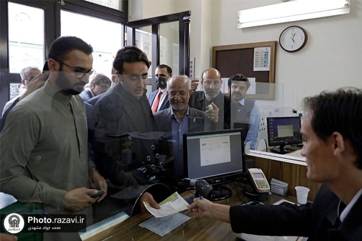 وزیر امور خارجه پاکستان امروز با حضور در اداره نذورات حرم مطهر رضوی، نذر خود را ادا کرد.